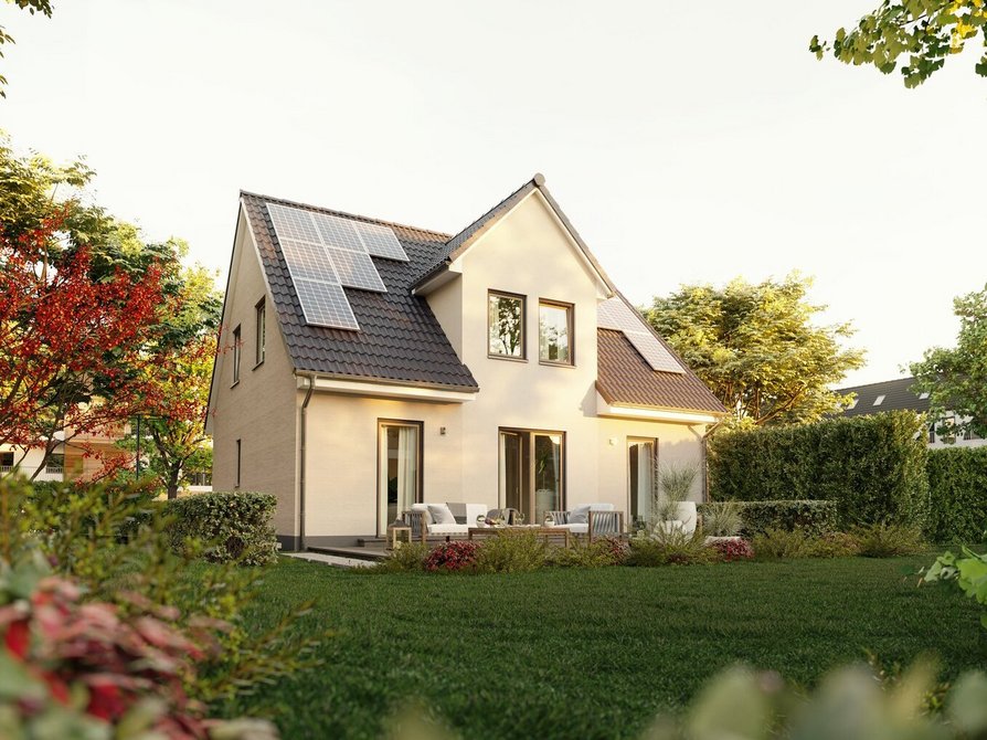 Das Flair 134 in der Variante Elegance. Mit Blick über den Garten zur Terrasse und auf das Einfamilienhaus mit bodentiefen Fenstern, Satteldach und Photovoltaikanlage