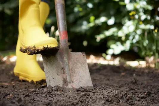 garten-eigener-pflege-gartenmoebel-einrichten-wohnen-02 Spaten